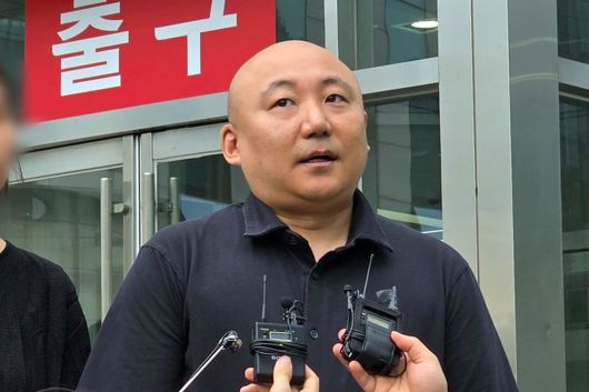 지난 13일 수원지법 청사 앞에서 주호민씨가 특수교사의 항소심 무죄 선고 결과에 대한 입장을 밝히고 있다. 수원=뉴시스