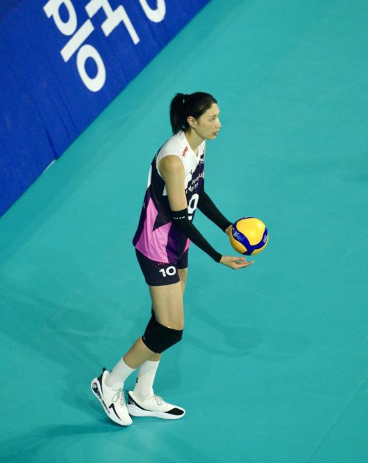 2024-2025시즌을 끝으로 은퇴한 '배구 여제' 김연경이 여자배구 세계올스타 선수들과 함께 손발을 맞춰 시원한 스파이크 쇼를 펼쳤다. 김연경은 17일 인천 삼산월드체육관에서 열린 KYK 인비테이셔널 2025 첫날 한국 여자대표팀과 이벤트 경기에서 세계올스타팀의 아웃사이드 히터로 나서 녹슬지 않은 기량을 뽐내며 80-59 승리를 이끌었다. 서브 준비하는 김연경. 연합뉴스