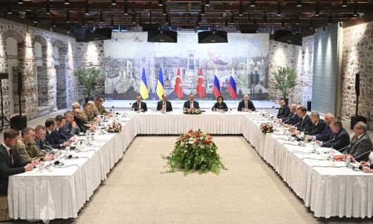 3년 만에 만났지만 … 16일(현지시간) 튀르키예 이스탄불 대통령궁에서 하칸 피단 튀르키예 외무장관(가운데)의 중재로 우크라이나 대표단(왼쪽)과 러시아 대표단이 협상을 벌이고 있다. 양국이 대면한 것은 전쟁 발발 직후인 2022년 3월 이후 3년2개월 만이다. 이스탄불=AP연합뉴스