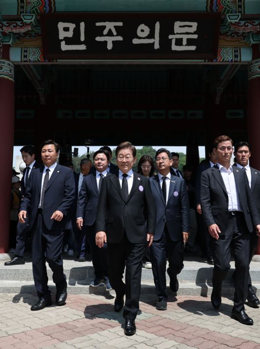 더불어민주당 이재명 대선후보가 18일 광주 북구 국립 5·18민주묘지에서 열린 ‘5·18민주화운동 기념식’에 참석한 뒤 이동하고 있다. 연합뉴스