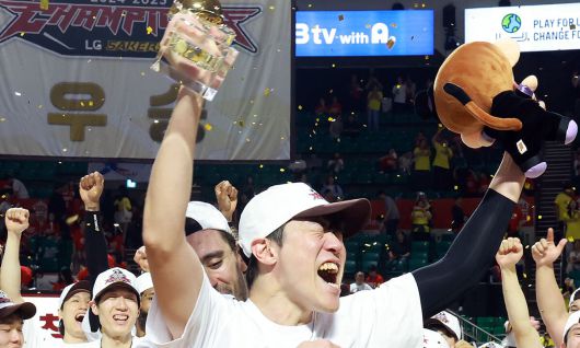 창원 LG 허일영이 지난 17일 2024∼2025시즌 프로농구 챔피언결정전이 끝나고 플레이오프 최우수선수(MVP)로 선정되자 동료들의 축하 속에 트로피를 들어 올리며 기뻐하고 있다. 뉴스1