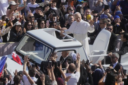 교황 즉위미사… 150여개국 축하 교황 즉위미사가 열린 18일(현지시간) 레오 14세가 바티칸 성 베드로 광장에 모인 군중을 향해 손을 흔들고 있다. 이날 거행된 즉위미사에는 전 세계에서 150여개 대표단을 비롯해 수많은 사람들이 참석해 새로운 교황의 즉위를 축하했다. 바티칸=AP연합뉴스