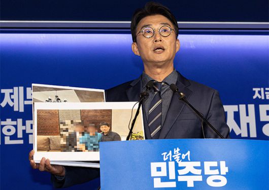 노종면 더불어민주당 선거대책위위 19일 서울 여의도 더불어민주당사에서 기자회견을 열고 지귀연 서울중앙지법 부장판사 룸살롱 출입 증거 사진을 공개하고 있다. 뉴스1