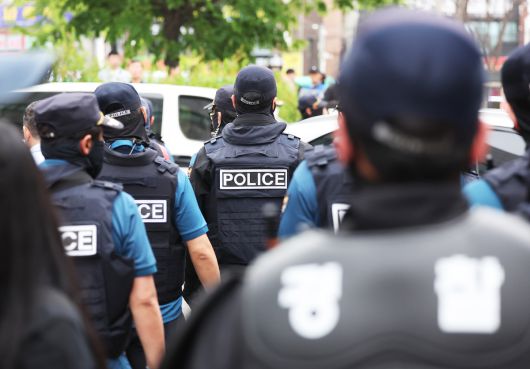 19일 경기 시흥시의 편의점과 체육공원 등에서 50대 중국 동포의 흉기 피습이 잇따라 일어난 가운데 경찰이 용의자 검거를 위해 분주하게 움직이고 있다. 연합뉴스