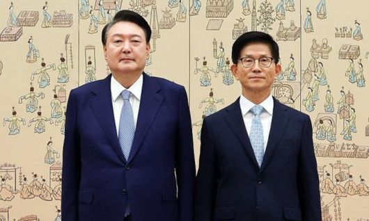 지난 2024년 8월 고용노동부 장관 임명장을 수여받은 뒤 윤석열 전 대통령과 기념촬영을 하고 있다. 대통령실통신사진기자단