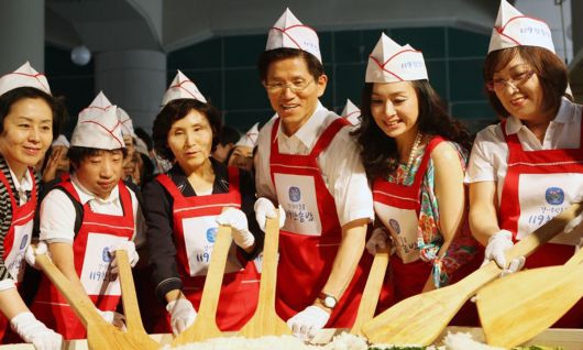 경기지사 재임 시절인 2010년 7월 부인 설난영 여사(왼쪽 세번째)와 경기 의정부시 가능역에서 무료 배식 봉사를 하기 위해 비빔밥을 만들고 있다. 연합뉴스