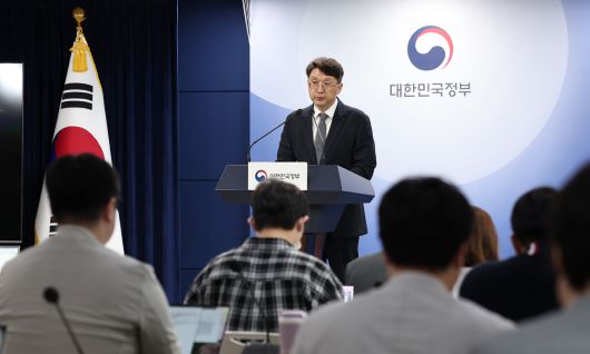 최우혁 과학기술정보통신부 정보보호네트워크정책관이 19일 서울 종로구 정부서울청사에서 SKT 침해사고 관련 민관 합동 조사결과 2차 브리핑을 하고 있다. 뉴스1