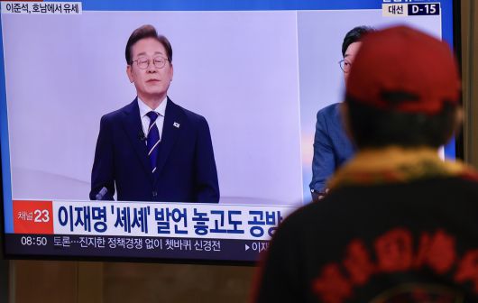 19일 오전 서울 용산구 서울역 대합실 TV에서 전날 열린 대선 후보자 초청 1차 토론회 관련 뉴스가 보도되고 있다. 뉴시스