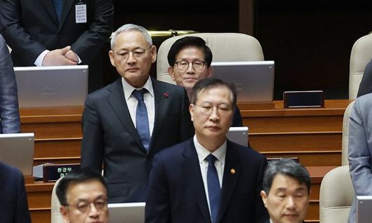 지난 2024년 12월 국회 본회의에서 더불어민주당 서영교 의원의 사과요구를 거부한 채 자리에 앉아있는 모습. 연합뉴스