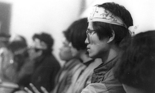 국민의힘 김문수 대선후보가 1985년 4월 인천의 한 성당에서 노동운동탄압규탄대회 방해에 항의하는 농성 시위를 이끌고 있다. 연합뉴스