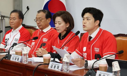 국민의힘 김용태 비상대책위원장(오른쪽)이 19일 국회에서 열린 중앙선거대책위원회 회의에서 발언하고 있다. 연합뉴스