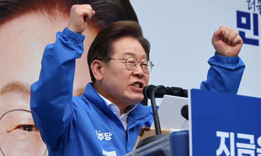 더불어민주당 이재명 대선 후보가 서울 표심 잡기에 나선 19일 서울 영등포구 타임스퀘어에서 열린 유세에서 지지를 호소하고 있다. 연합뉴스