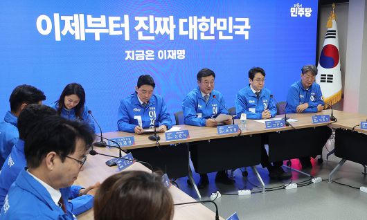 총괄본부장회의 더불어민주당 중앙선거대책위원회 윤호중 총괄본부장(오른쪽 세 번째)이 20일 서울 민주당사에서 열린 제5차 총괄본부장회의에서 발언하고 있다. 연합뉴스