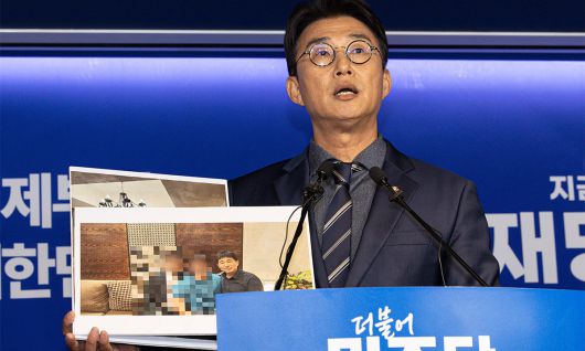 노종면 더불어민주당 선거대책위위 지난 19일 서울 여의도 더불어민주당사에서 기자회견을 열고 지귀연 서울중앙지법 부장판사 룸살롱 출입 증거 사진을 공개하고 있다. 뉴스1