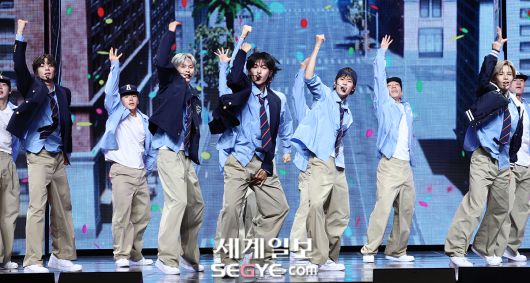 그룹 라이즈가 19일 서울 용산구 한남동 블루스퀘어에서 열린 첫 정규 앨범 'ODYSSEY(오디세이)'의 쇼케이스에 참석해 열띤 공연을 펼치고 있다. 한윤종 기자