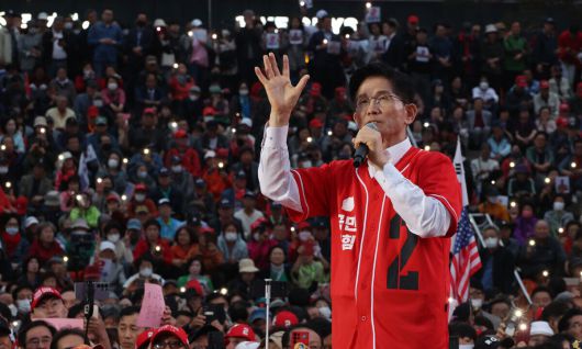 김문수 국민의힘 대선 후보가 19일 저녁 서울역 광장에서 유세를 하고 있다. 뉴시스