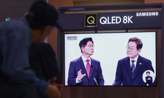 지난 18일 서울역 대합실에서 시민들이 제21대 대선 1차 후보자 토론회 중계방송을 지켜보고 있다. 연합뉴스