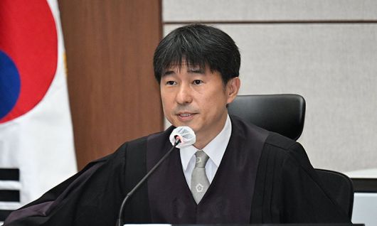 지귀연 부장판사가 지난 4월 21일 서울 서초구 서울중앙지법에서 열린 윤석열 전 대통령 내란 우두머리 혐의 형사재판 2차 공판에서 취재진들의 퇴장을 명령하고 있다. 사진공동취재단