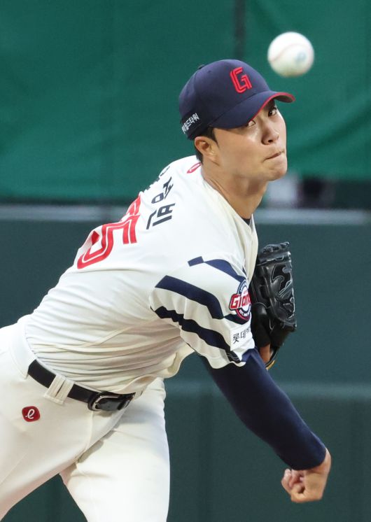 20일 부산 사직야구장에서 열린 프로야구 2025 신한 SOL 뱅크 KBO리그 LG 트윈스와 롯데 자이언츠의 경기. 1회 초 롯데 선발투수 윤성빈이 투구하고 있다. 연합뉴스