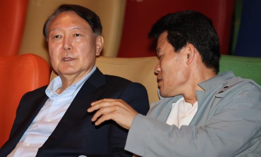 윤석열 전 대통령이 21일 오전 서울 중구 메가박스 동대문점에서 다큐멘터리 영화 '부정선거, 신의 작품인가'를 관람하기 앞서 전직 한국사 강사 전한길씨와 대화하고 있다. 뉴시스