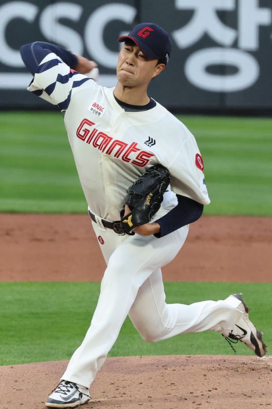 20일 부산 사직야구장에서 열린 프로야구 2025 신한 SOL 뱅크 KBO리그 LG 트윈스와 롯데 자이언츠의 경기. 1회 초 롯데 선발투수 윤성빈이 투구하고 있다. 연합뉴스