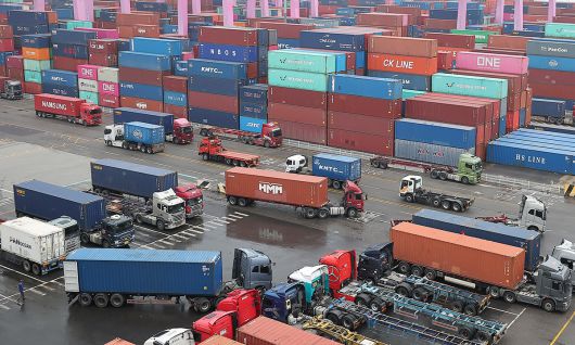 인천시 연수구 인천신항에서 컨테이너 상·하역 작업이 이뤄지고 있다. 뉴스1