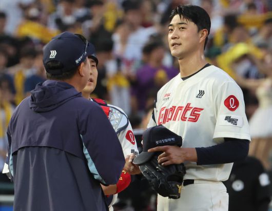 20일 부산 사직야구장에서 열린 프로야구 2025 신한 SOL 뱅크 KBO리그 LG 트윈스와 롯데 자이언츠의 경기. 롯데 선발 투수 윤성빈이 2회 초 6실점 후 교체되고 있다. 연합뉴스