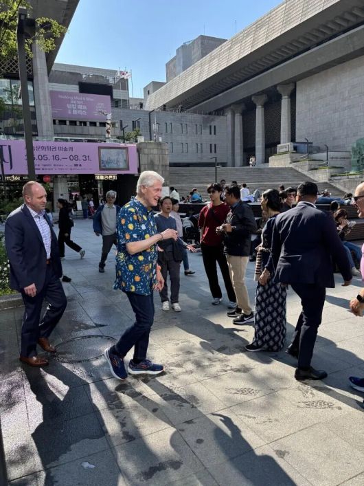 광화문에서 목격된 빌 클린턴 전 미국 대통령. 온라인 커뮤니티 캡처