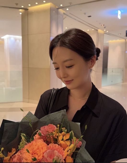 오상진에게 결혼 8주년 꽃 선물 받은 김소영의 모습. 김소영 인스타그램 캡처