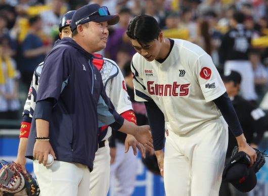 20일 부산 사직야구장에서 열린 프로야구 2025 신한 SOL 뱅크 KBO리그 LG 트윈스와 롯데 자이언츠의 경기. 롯데 선발 투수 윤성빈이 2회 초 6실점 후 교체되고 있다. 연합뉴스