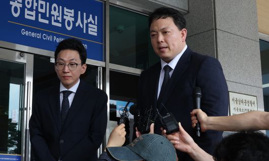 법무법인 대륜 손계준(오른쪽), 천정민 변호사가 21일 서울 남대문경찰서에서 고발인 조사에 앞서 기자회견을 하고 있다. 대륜은 유심유출 관련 SKT가 이용자 정보 관리를 소홀히 했다며 유영상 대표이사와 보안 책임자를 업무상 배임과 위계 공무집행 방해 등의 혐의로 고발했었다. 연합뉴스