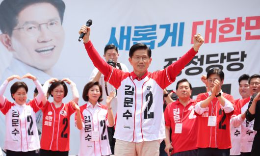 김문수 국민의힘 대선 후보가 21일 경기 고양시 화정역 문화광장에서 유세를 하고 있다. 공동취재