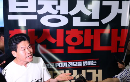 다큐멘터리 영화 '부정선거, 신의 작품인가' 제작에 참여한 전 한국사 강사 전한길 씨가 21일 서울 메가박스 동대문에서 지지자 및 취재진 앞에서 발언하고 있다. 연합뉴스