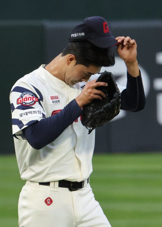 20일 부산 사직야구장에서 열린 프로야구 2025 신한 SOL 뱅크 KBO리그 LG 트윈스와 롯데 자이언츠의 경기. 1회 초 롯데 선발투수 윤성빈이 3실점후 이닝을 마치고 내려오고 있다. 연합뉴스