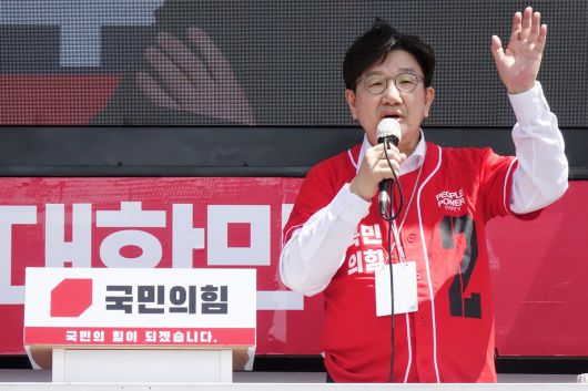 국민의힘 권성동 공동선대위원장이 17일 오후 제주시 도두일동 제주오일시장에서 김문수 후보 지지를 호소하고 있다. 제주=뉴시스