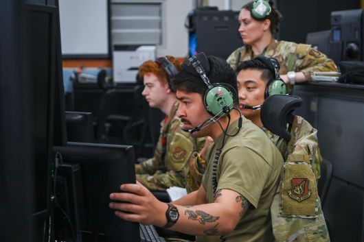 미 621항공통제대대 통제사들이 항공관제 임무를 수행하고 있다. 공군 제공