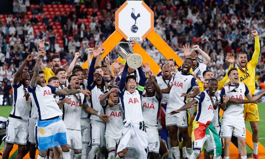 환호하는 캡틴 잉글랜드 프리미어리그 토트넘이 22일 스페인 빌바오 산 마메스에서 열린 2024∼2025 유럽축구연맹(UEFA) 유로파리그(UEL) 결승에서 맨체스터 유나이티드를 1-0으로 꺾고 우승한 후 토트넘 주장 손흥민(가운데)이 트로피를 들어올리며 동료 선수들과 환호하고 있다. 다만 UEFA가 시상식 당시 메달을 30개만 준비하면서 손흥민 등 일부 선수가 우승 메달을 목에 걸지 못한 장면은 옥에 티였다. 빌바오=AFP연합뉴스