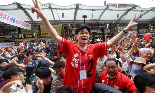 한동훈 국민의힘 전 대표가 21일 대구 중구 서문시장을 찾아 김문수 국민의힘 대통령 후보 지원 유세를 하고 있다. 뉴스1