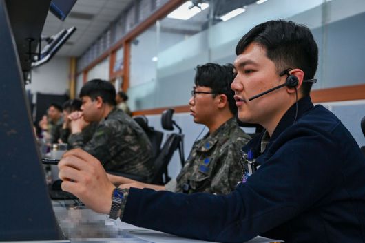 대한민국 공군 중앙방공통제소(MCRC) 무기운영팀이 항적분리 임무를 수행하고 있다. 공군 제공