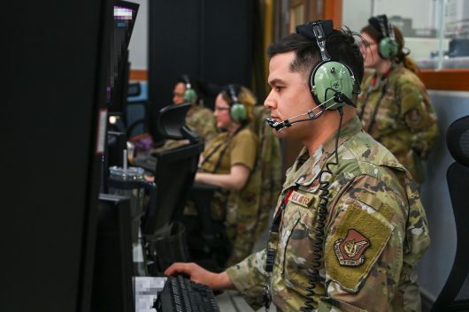 미 621항공통제대대 통제사들이 항공관제 임무를 수행하고 있다. 공군 제공