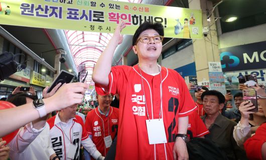 김문수 이름 빠진 옷 입고 유세 국민의힘 한동훈 전 대표(가운데)가 22일 충북 청주 상당구 육거리시장에서 김문수 대선 후보 지원 유세를 하고 있다. 청주=연합뉴스