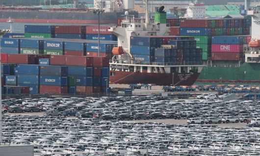 20일 경기 평택시 포승읍 평택항 자동차전용부두에 수출용 차량들이 세워져 있다. 산업통장자원부가 이날 발표한 '2025년 4월 자동차산업 동향'에 따르면 4월 대미 자동차 수출은 28억 9000만 달러로 전년 대비 19.6% 줄었고 1월~4월 대미 누적 수출액은 106억 6100만 달러로 전년 같은 기간 대비 13.6% 줄었다고 발표했다. 전기차 캐즘(Chasm·일시적 수요 정체) 여파로 인한 판매 부진과 지난달 3일부터 시행된 미국의 25% 자동차 품목 관세 여파가 국내 자동차 업계에 본격적인 영향을 미치기 시작한 것으로 보인다. 뉴스1