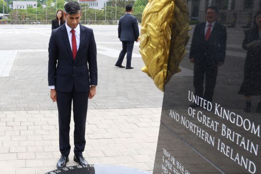 지난 21일 서울 용산 전쟁기념관을 방문한 리시 수낵 전 영국 총리가 6·25 전쟁 영국군 참전기념비 앞에서 묵념하고 있다. 전쟁기념사업회 제공