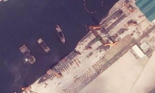 지난 21일 북한이 김정은 국무위원장이 지켜보는 가운데 새로 건조한 5000t급 구축함 진수식을 열었으나 함정을 제대로 물에 띄우지 못하고 크게 파손하는 사고가 발생했다. 사진은 지난 15일 촬영된 청진조선소에서 건조를 마치고 진수 준비 중인 구축함의 위성사진. 통일부 제공