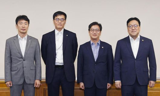 김범석 기획재정부 장관 직무대행 1차관이 23일 서울 중구 은행회관에서 열린 '거시경제·금융현안 간담회'에 앞서 기념촬영을 하고 있다. 왼쪽부터 이복현 금융감독원장, 이창용 한국은행 총재, 김 직무대행, 김병환 금융위원장. 기획재정부 제공