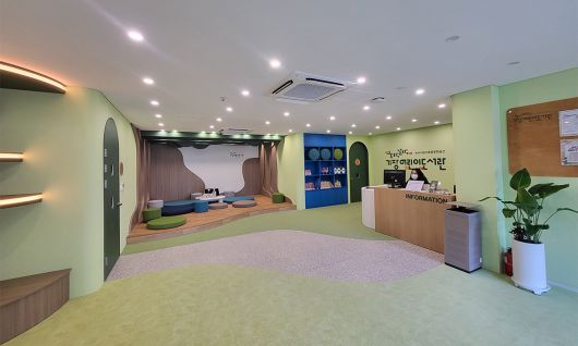 부산디자인진흥원이 디자인한 부산 기장군 기장어린이도서관 내 어린이복합문화공간 내부 모습. 부산디자인진흥원 제공