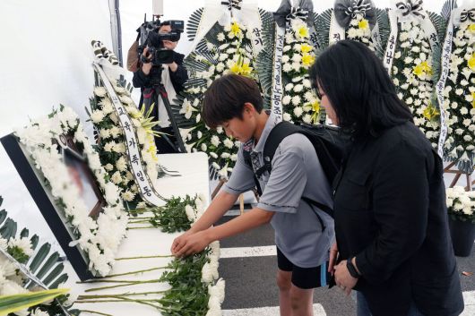 23일 제주도교육청 앞마당에 설치한 분향소에 일반 도민과 학생의 조문이 이어지고 있다. 제주도교육청 제공