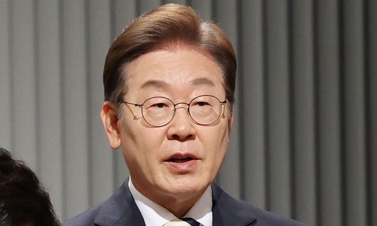 이재명 더불어민주당 대통령 후보가 23일 서울 영등포구 KBS본관 스튜디오에서 중앙선거방송토론위원회 주관 제21대 대통령선거 2차 후보자 토론회 준비를 하고 있다. 국회사진기자단