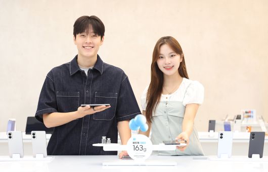 삼성 강남에서 갤럭시 S25 엣지의 163g 초경량 무게를 소개하는 모습. 삼성전자 제공