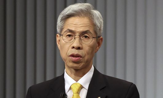 권영국 민주노동당 대선후보가 23일 서울 영등포구 KBS본관 스튜디오에서 열린 중앙선거방송토론위원회 주관 제21대 대통령선거 2차 후보자 토론회 준비를 하고 있다. 국회사진기자단